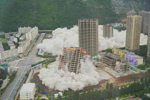 5棟高樓集中爆破，已投入數(shù)億元，為何不在原有工程上續(xù)建？（15棟爛尾7年的高樓宣布爆破拆除）"