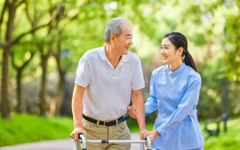 同樣都是照顧老人，養(yǎng)老護(hù)理員和保姆有什么區(qū)別嗎？（養(yǎng)老護(hù)理員跟護(hù)工有什么區(qū)別）